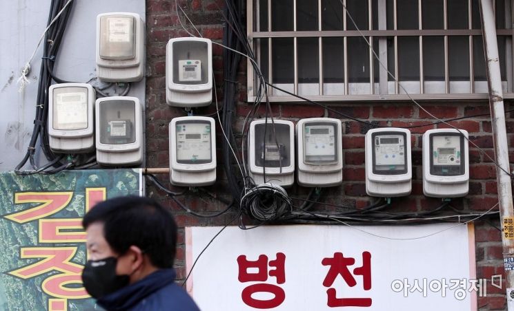 정부가 내년 1분기에 적용할 전기 및 가스요금 조정안을 발표할 예정인 30일 서울 시내의 한 다세대주택 전기 계량기 모습. 산업통상자원부는 이날 내년 1분기 전기·가스요금 조정안을 발표한다./김현민 기자 kimhyun81@