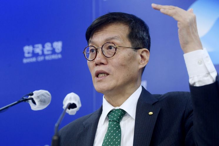 2022 하반기 물가설명회서 발언하는 이창용 총재
    (서울=연합뉴스) 이창용 한국은행 총재가 20일 오전 서울 중구 한국은행 기자실에서 열린 2022년 하반기 물가설명회에서 물가 안정 목표 운영상황에 관해 설명하고 있다. 2022.12.20 [공동취재]
    photo@yna.co.kr  
(끝)


＜저작권자(c) 연합뉴스, 무단 전재-재배포 금지＞