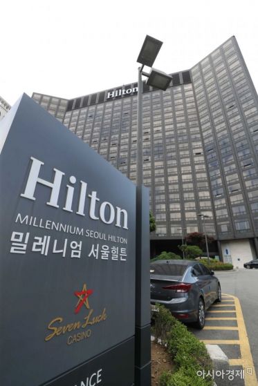 "이젠 안녕" 문 닫는 남산 힐튼, 곳곳서 '아쉬운 작별'