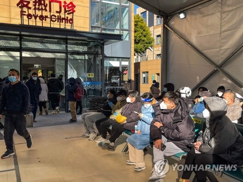 발열진료소 앞에서 대기 중인 중국 상하이 시민들. 사진=AFP  연합뉴스