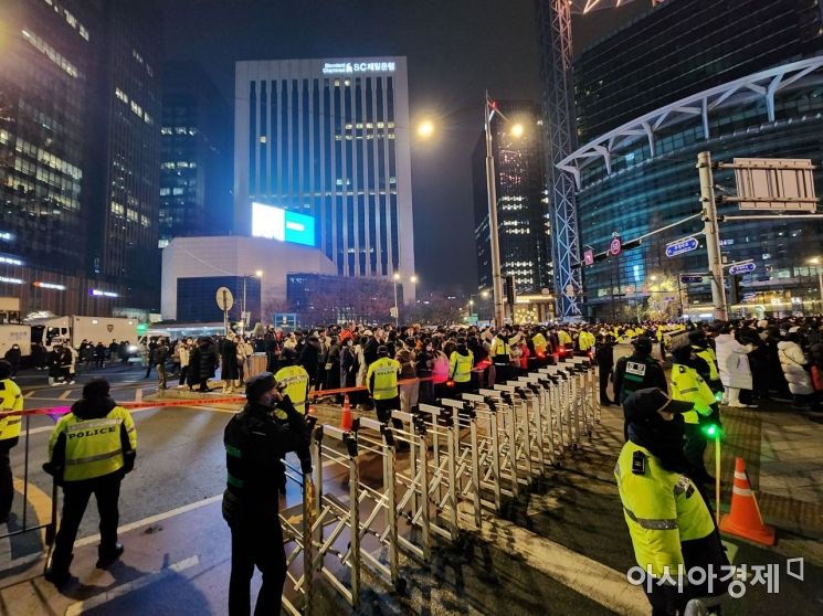 2023년 계묘년 새해 첫날인 1일 새벽 서울 종로구 보신각에서 열린 제야의 종 타종 행사에서 경찰들이 경비 근무를 서고 있다. /최태원 기자 @skking