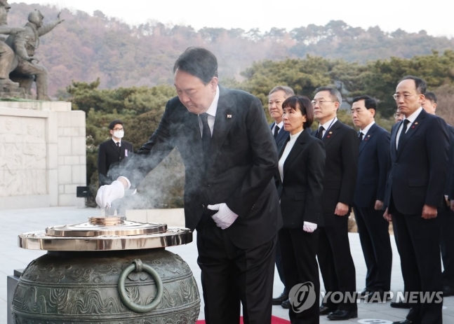 尹, 현충원 참배… "위대한 국민, 도약하는 대한민국"