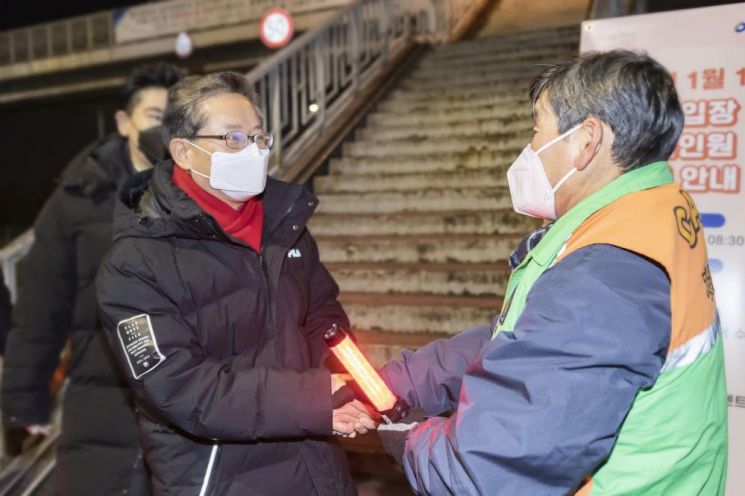 [포토]최호권 영등포구청장, 선유교 해맞이 안전 봉사