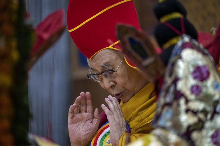 지난해 26일(현지시간) 인도 북부 히마찰프라데시주 다람살라 추글라캉 사원에서 열린 법회에 참석한 티베트의 정신적 지도자 달라이 라마 ＜사진=AP연합＞
