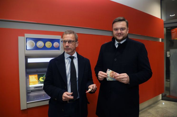Boris Vujcic 크로아티아 국립은행 총재(왼쪽)와 Marko Primorac 재무장관(오른쪽)이 2023년 1월 1일 크로아티아 자그레브의 ATM에서 첫 번째 유로 지폐를 받는 모습. 사진 EPA=연합