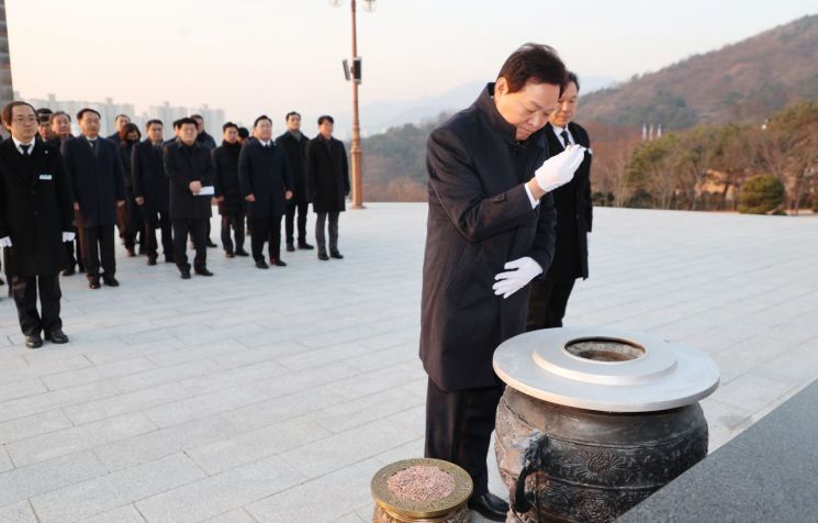 박완수 경남도지사가 새해 첫 날 국립 3·15민주묘지에서 참배하고 있다. [이미지출처=경남도청]