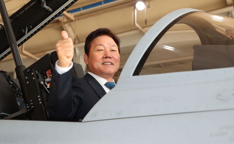 박완수 경남도지사가 한국항공우주산업 우주센터에서 초음속 비행기 T-50을 타고 있다. [이미지출처=경남도청]