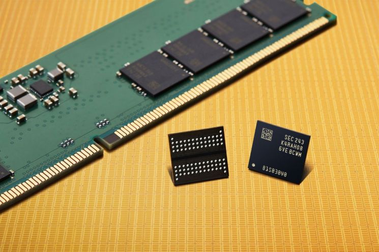 삼성전자가 지난달 공개한 16나노급 16Gb DDR5 D램 제품. / [이미지제공=삼성전자]