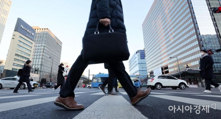 2023년 계묘년의 첫 출근일인 지난 2일 서울 종로구 세종대로사거리에서 시민들이 출근길 발걸음을 옮기고 있다./김현민 기자 kimhyun81@