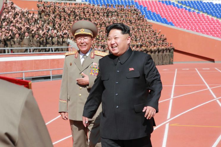 김정은 북한 국무위원장을 수행 중인 리영길(왼쪽)의 모습 [이미지출처=연합뉴스]
