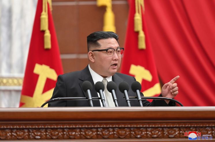 김정은 "핵탄 보유량 기하급수적 늘려라" [이미지출처=연합뉴스]