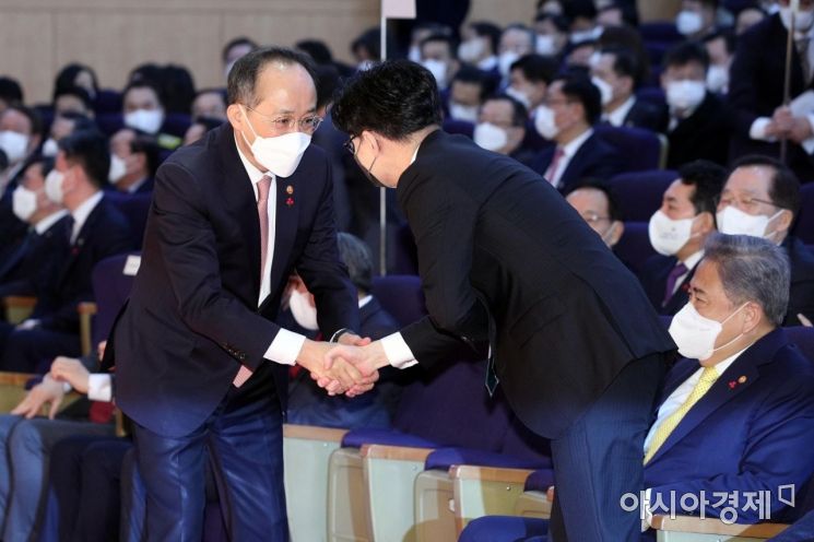 [포토] 한동훈 장관과 인사하는 추경호 부총리