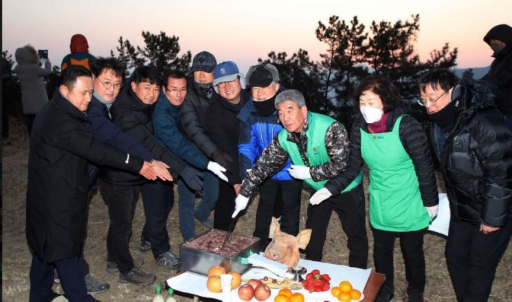 박일호 경남 밀양시장 추화산에서 열린 해맞이 행사에서 참석했다. [이미지출처=밀양시청]