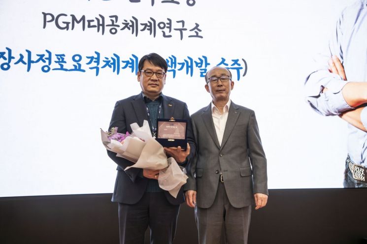 올해의 넥스원인상 수상자인 PGM 대공체계연구소 김대준 소장(왼쪽).
