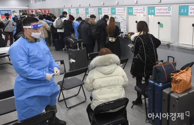 [포토]코로나19 검사 받는 중국발 입국자들
