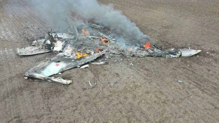지난해 4월 우크라이나 동부 이지움 일대에서 우크라이나군에 의해 격추된 Su-35 전투기의 모습.[이미지출처=우크라이나 공군 트위터]
