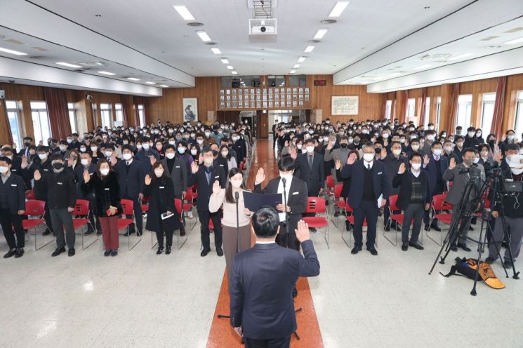 경남 고성군이 군청에서 희망찬 새 출발을 다짐하는 시무식을 개최했다.