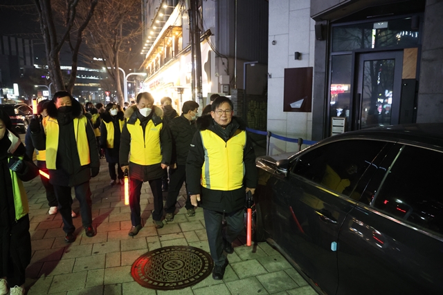 마포구는 박강수 마포구청장이 31일 저녁까지 주민들과 함께 홍대 입구에 대한 안전 점검에 나섰다고 밝혔다.