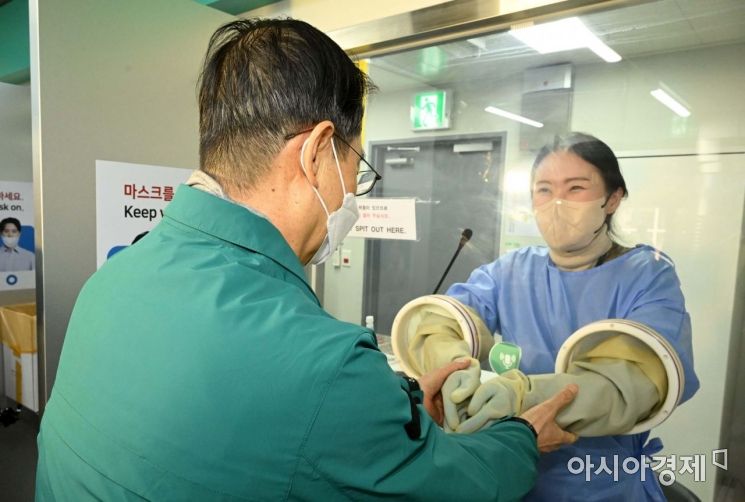 [포토]코로나19 검사소 간호사 격려하는 한덕수 국무총리