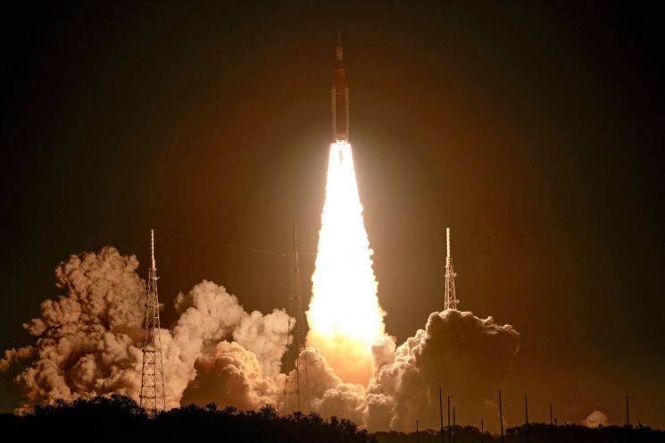 지난해 11월16일(현지시간) 미국 플로리다주 케이프커내버럴 케네디우주센터 39B 발사장에서 미국항공우주국(NASA)의 무인 달 탐사 프로그램 '아르테미스Ⅰ'의 로켓이 발사되고 있다. 사진=AP연합뉴스