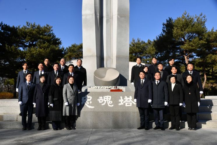 충혼탑을 참배하는 진주시의회 의원들.