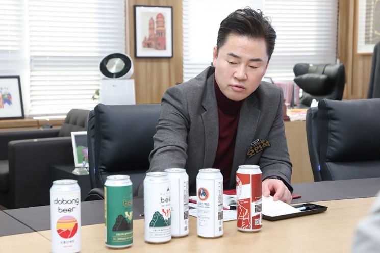 제품 시안을 살펴보는 오언석 도봉구청장