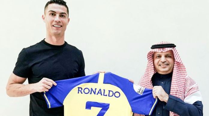 사우디아라비아 알 나스르 FC와 계약한 크리스티아누 호날두(37·왼쪽) / 사진=알 나스르 트위터 캡처