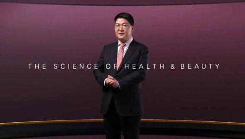이병만 코스맥스 대표가 2일 경기도 판교 사옥에서 열린 시무식에서 디지털 영상을 통해 신년사를 발표하고 있다. 사진=코스맥스