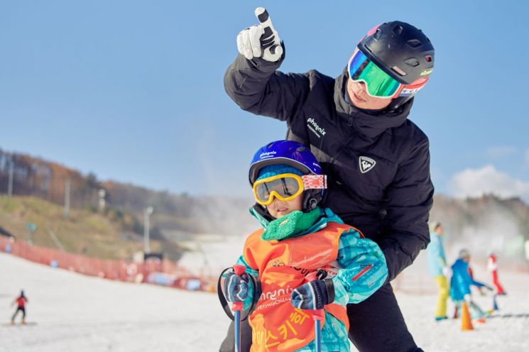 휘닉스 평창 스노우파크에서 강사가 어린이를 대상으로 스키강습을 하고 있다.[사진제공=휘닉스 평창]