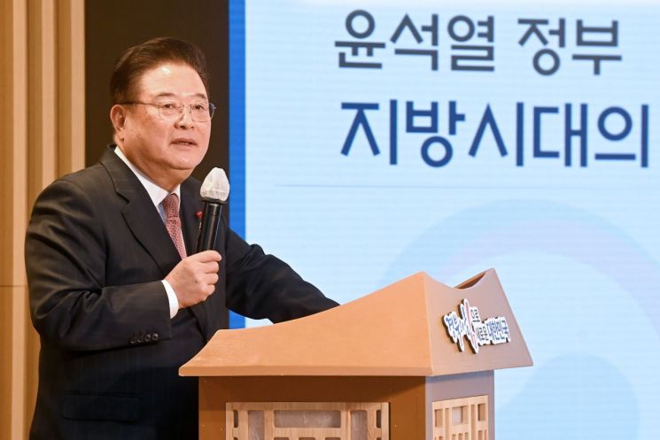 경북도의 201회 '화공' 특강을 하고 있는 우동기 국가균형발전위원장.