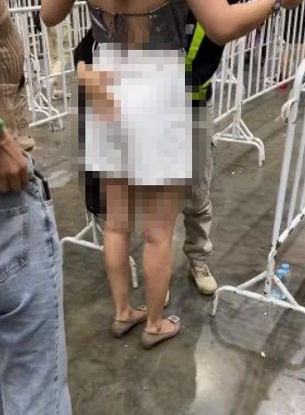 태국의 한 행사장에서 경비원들이 입장객을 상대로 과도하게 몸수색을 진행해 논란이 빚어지고 있다. 사진=SNS 캡쳐