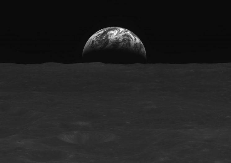 "달 분화구 선명"…다누리 달 사진이 흑백인 이유는?