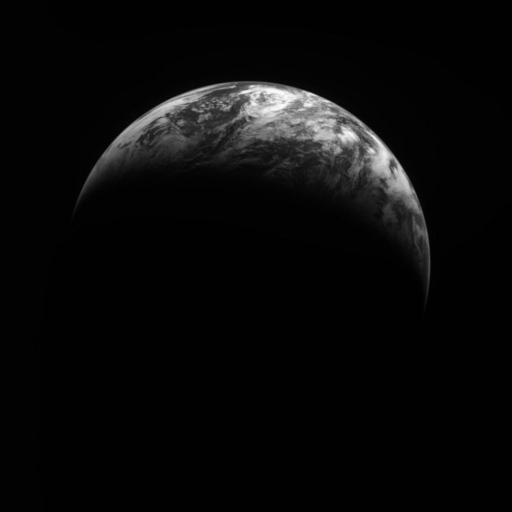 계묘년 새해 첫날 다누리가 달 상공 117km에서 촬영한 지구. 사진=항우연 제공