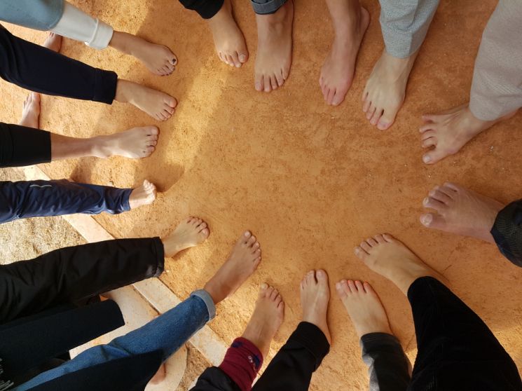 맨발 걷기 동호회의 맨발 걷기 인증샷 모습.
