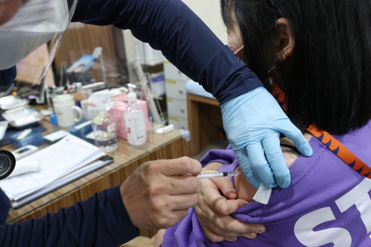 지난해 11월14일 서울 시내 한 병원에서 의료진이 BA.4/5 기반 백신을 접종하고 있다. 사진=연합뉴스