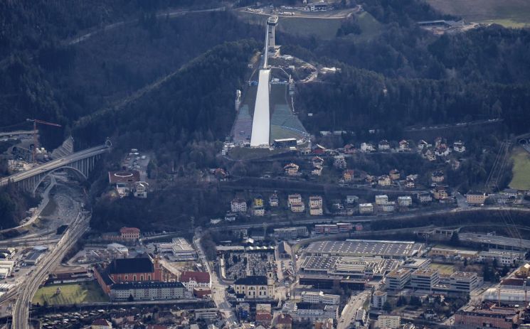2일(현지시간) 과거 동계올림픽이 2회 개최된 도시 오스트리아 인스부르크의 베르기젤 스키점프대의 모습. 이상고온으로 눈이 오지 않아 푸른 숲이 그대로 드러나있다. 인스부르크=AP·연합뉴스