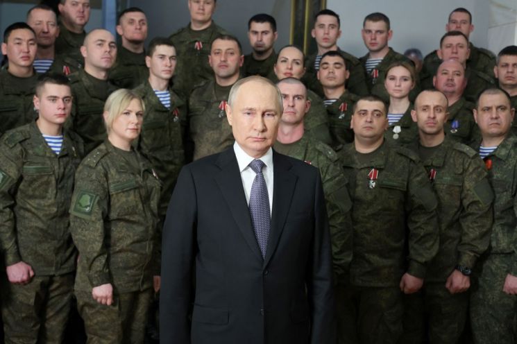 지난해 31일(현지시간) 블라디미르 푸틴 러시아 대통령이 남부 도시 로스토프나도누의 군사 지구 본부에서 신년 연설을 하고 있다. 이날 푸틴 대통령은 9분 분량의 신년사에서 우크라이나 전쟁의 도덕적, 역사적 정당성은 러시아에 있다고 강조했다. 사진=로이터·연합뉴스