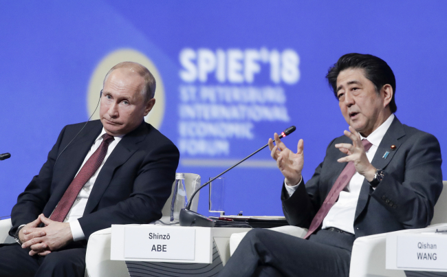 아베 신조 전 일본 총리와 블라디미르 푸틴 러시아 대통령. 사진=AP·연합뉴스