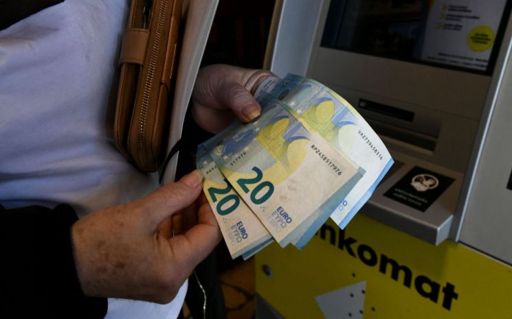 지난 2일(현지시간) 크로아티아 수도 자그레브에서 한 여성이 현금자동인출기에서 유로화 지폐를 인출하고 있다. 새해 첫날인 1일부터 크로아티아는 공식화폐를 유로화로 전환했다. 크로아티아는 2013년 유럽연합(EU) 회원국이 되었을 때부터 유로존 가입을 약속했었으나 안정적 환율 등 엄격한 경제 조건을 충족하지 못해 유로화를 사용하지 못했다. 이로써 크로아티아는 EU 국가 중 유로화를 사용하는 20번째 국가가 됐다. [이미지출처=연합뉴스]