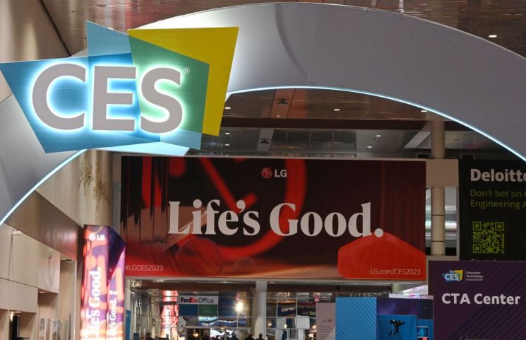 LG전자가 현지시간 5~8일 세계 최대 가전·IT 전시회 ‘CES 2023’이 열리는 美 라스베이거스 컨벤션센터(LVCC)에 ‘Life’s Good(라이프스굿)’을 소개하는 광고판을 설치해 전 세계 관람객을 맞이한다.