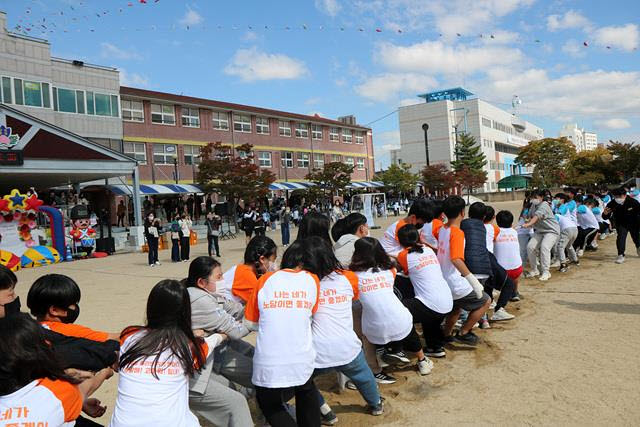 교육부에서 주관한 '건강증진 교육활동 공모전'에서 대상을 받은 경북 상주 중앙초등학교 학생들이 운동장에서 줄다리기를 하고 있다.