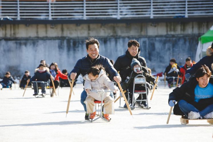 2019년 1월에 열렸던 암산얼음축제때 관광객들이 가족들과 함께 즐겁게 썰매를 타고 있다.