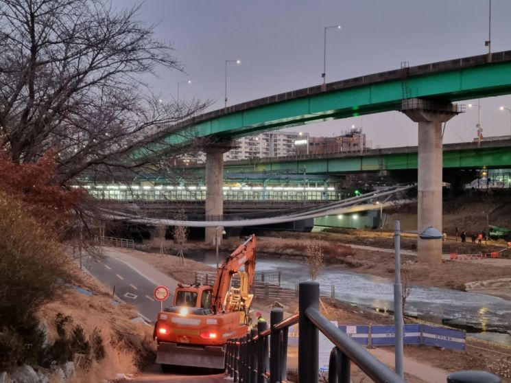 [르포]휘어버린 도림보도육교…"사고 2시간 전 지나갔는데”