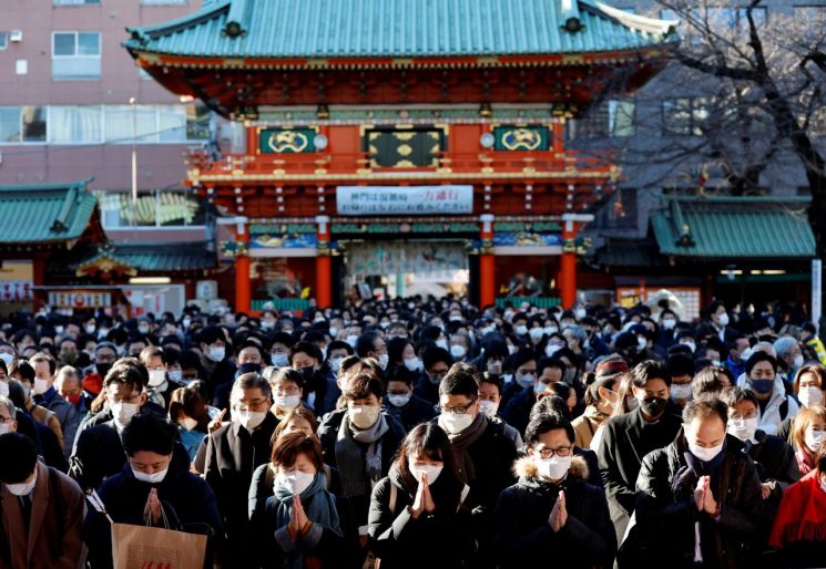 지난 1월 4일 일본 도쿄 간다묘진 신사에서 시민들이 새해를 맞아 마스크를 쓴 채 기도하고 있다. [이미지출처=연합뉴스]