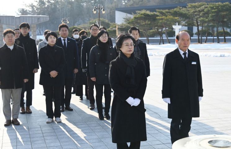 광주 서구의회, 5·18민주묘지 참배로 새해 시작