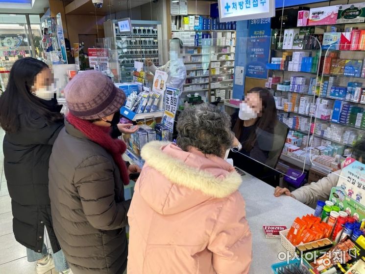 3일 오후 서울 성북구의 한 약국에서 시민들이 종합감기약을 사고 있다.