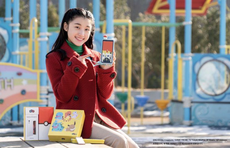 SK텔레콤 홍보모델이 SKT 키즈용 스마트폰 ‘ZEM 꾸러기 포켓몬 에디션'을 선보이고 있다.