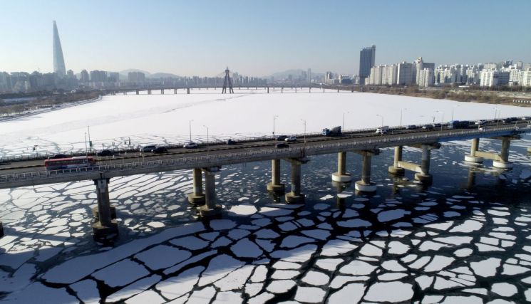 지난달 28일 서울 광나루한강공원 일대 한강이 새벽 중부지방에 내린 눈으로 하얗게 덮여 있다. [이미지출처=연합뉴스]
