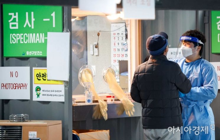 서울 용산구보건소에 마련된 선별검사소를 찾은 시민이 검사를 받고 있다./강진형 기자aymsdream@