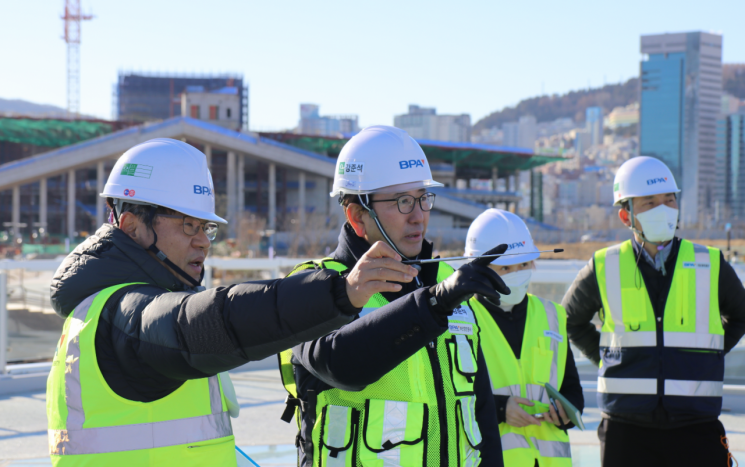 부산항만공사 강준석 사장이 북항재개발사업지 내 개방구역과 건설현장에 대한 안전점검을 진행하고 있다.